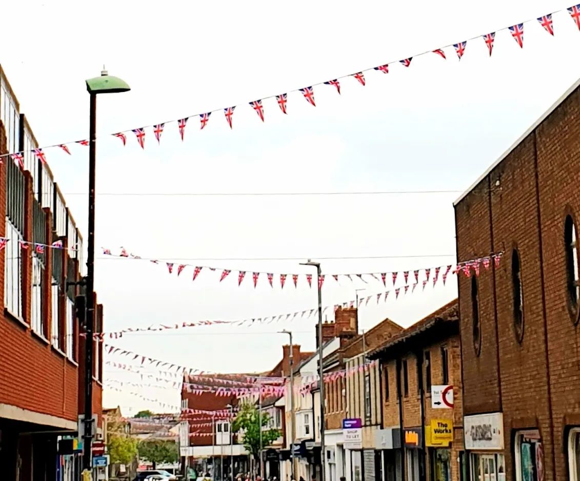 After 4 nights of hard work until the early hours, a small team from <a href="/HaverhillToCo/">Haverhill Town Council</a>, with a couple of volunteers including yours truly, the installation of bunting in the town centre has been completed ready for the Queen's Platinum Jubilee celebrations. #PlatinumJubilee