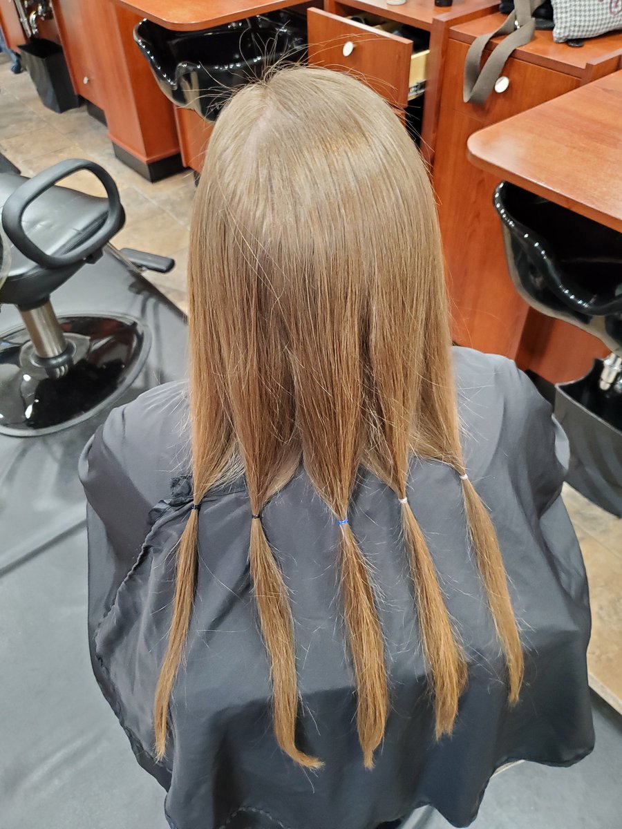 Zabe124's tweet photo. 11 inches ready for donation! #haircut #hairdonation #4yearsofgrowth https://t.co/QYPTOxxKVK