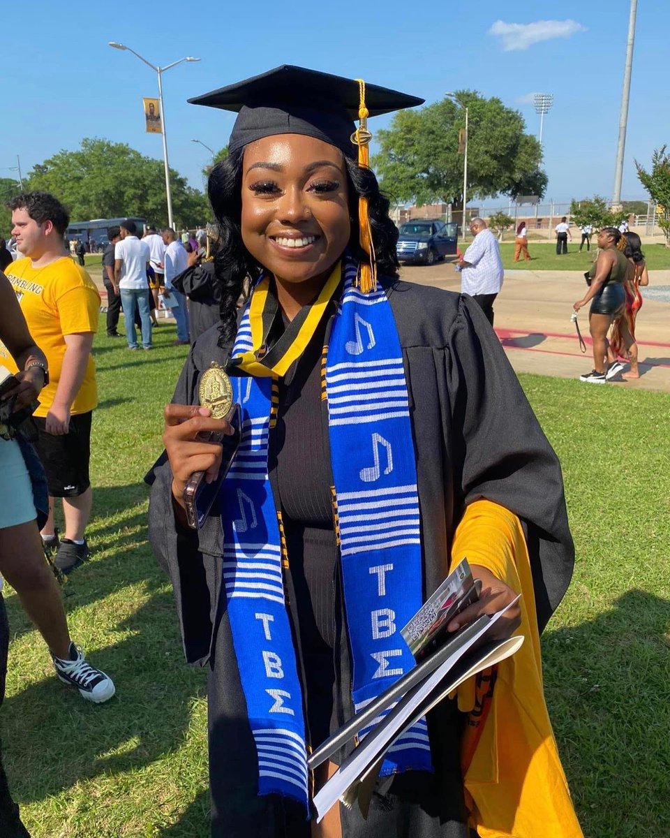 nattyyyd11's tweet photo. a grambling girl, a grambling grad🎓🥰 #GramFam🐅 #GSU22 https://t.co/fwpjfjRwi8