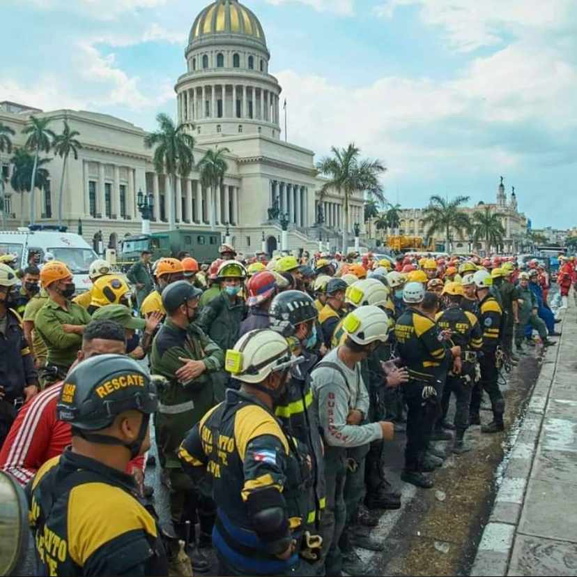 CubarteES's tweet photo. Agradecer a estos héroes, que desde 6 de mayo lucharon por la Esperanza, con el aliento de la fuerza de una Ciudad, de un País.
#GraciasGraciasGracias
Descansen en #Paz las víctimas del horrendo accidente en el #HotelSaratoga 🙏🙏🙏🇨🇺😥❣️
#FuerzaCuba https://t.co/vH1XA9YL69