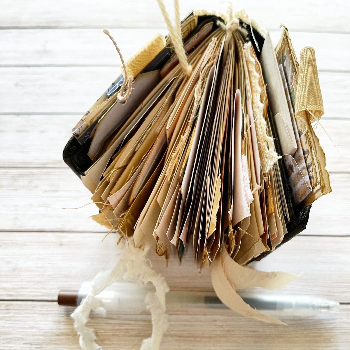 PapeterieRed's tweet image. 𝘛𝘩𝘢𝘵'𝘴 𝘢𝘣𝘰𝘶𝘵 𝘵𝘩𝘦 𝘴𝘪𝘻𝘦 𝘰𝘧 𝘪𝘵. ☕️🤎

#minijournal #coffeetheme #smalljournal #journal #vintage #ephemera #tags #writing #memories #notes #paperplay #stationery #lovinglyhandmade