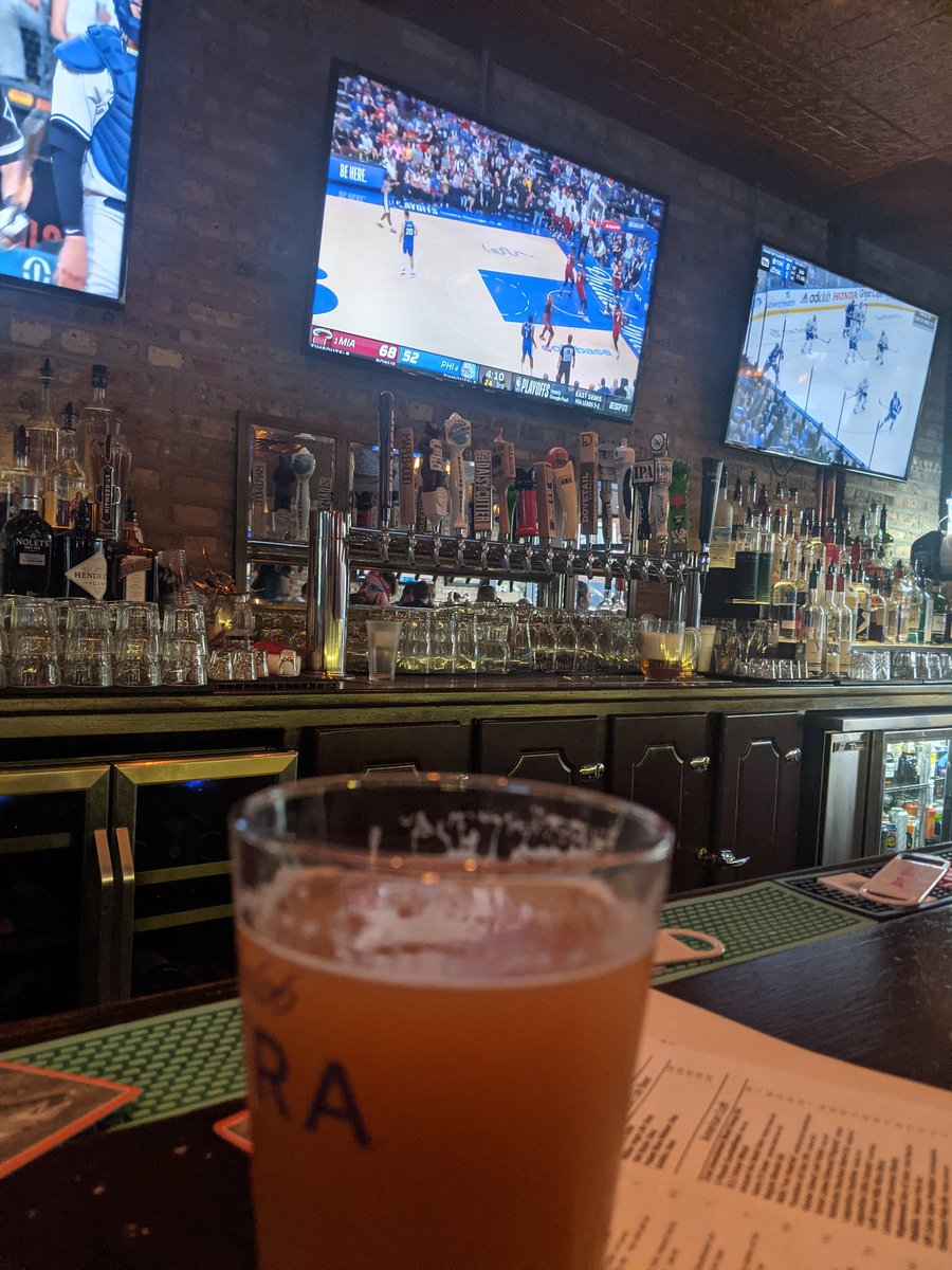 TheRobSquad's tweet photo. Drinking a beer indoors and outdoors simultaneously at an undisclosed location. @chicagobars https://t.co/IabhQvo40d