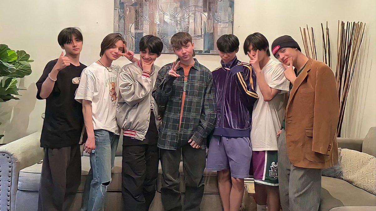 bhnbg_pyofc's tweet image. 📸 ACTUALIZACIÓN || 12.05.2022

- TraineeA con Marteen Estevez, ¡un cantante y compositor estadounidense!

#TraineeA #트레이니에이
#LEO #리오
#상원 #SANGWON
#JAMES #제임스
#JIHOON #지훈
#JJ #제이제이
#WOOCHAN #우찬
#yorch #요치 @trainee_a

-🎐