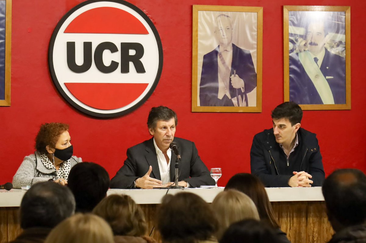 gustavoposse's tweet photo. Fue un honor haber participado de la Escuela de Gobierno de la #UCRVicenteLopez junto a @nmarchiolo, presidente de la #JuventudRadical del distrito.
Ver el interés y el trabajo de tantos jóvenes por nuestra provincia me llena de orgullo. 💪 https://t.co/qTCRw2nxZs