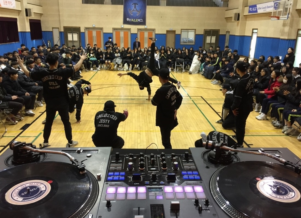 kvibe_yonhap's tweet photo. South Korean #breakers are now looking beyond the #Olympics as it is now also an official sport at the 19th #Asian Games!!๐๐ฅฐโค๏ธ
#bboy #breaking #bboydance #bboying
https://t.co/vVHGA0S1vR https://t.co/fXclESMvYI