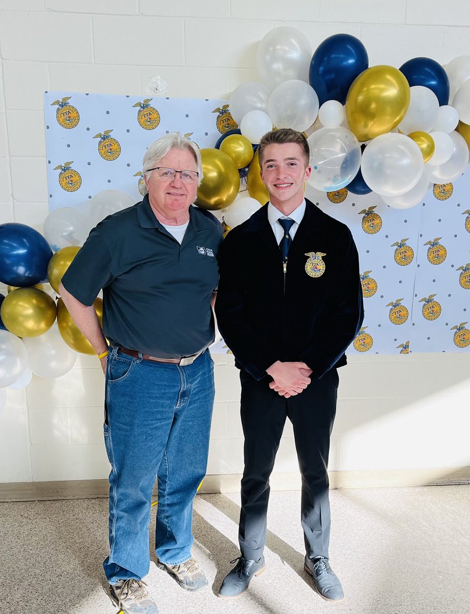 ⁦<a href="/roamingnoem/">Gene</a>⁩ photo opp with ⁦<a href="/AmesFfa/">Ames FFA</a>⁩ and talking about ⁦<a href="/NationalPork/">NationalPork</a>⁩ and how check off works and the funds funneled locally to ⁦<a href="/IASCPP/">Story County Pork Producers</a>⁩ county level so we could provide the pork for their annual banquet ⁦<a href="/IowaPork/">Iowa Pork Producers</a>⁩ ⁦<a href="/NationalFFA/">National FFA</a>⁩