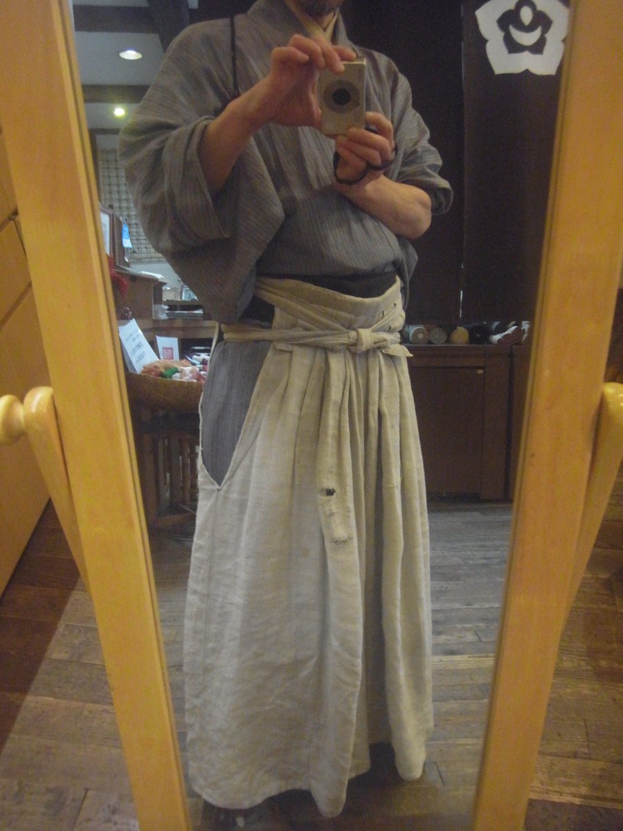 kazuo_seibe's tweet photo. 【日替わり楽々男きものコーデ】Honey&Cotton のアジト アトリエ木花 こけら落とし #一人芝居 と #OJIMA さんのギターライブ 嬉しくて涙が出そうだった
水色縞明石木綿に薄黄土の半衿、黒綿角帯に青灰のダメージ麻袴、グレーのタビックス
#kimono #着物 #OOTD https://t.co/SO2Abb4CcB