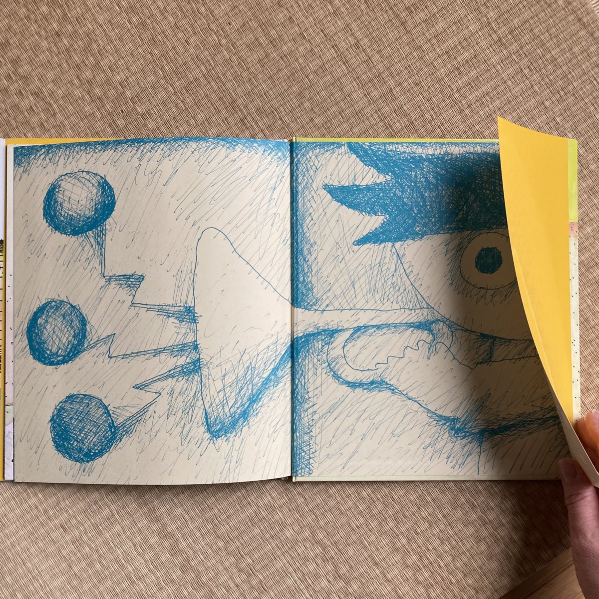 yukisse's tweet photo. 迫力の見返し。なにかとスケールの大きい雨の日ナンセンス絵本。雨の日のお出かけはゆかい。と『ブクブクブー』で弾みをつけて…歯医者に行ってきます。どんより空もうらめしくないぞ。ラッパ拾わないかな。
#83gocco #井上洋介 #yosukeinoue #bukubukubuu #endpaper https://t.co/K8n0kmi1td
