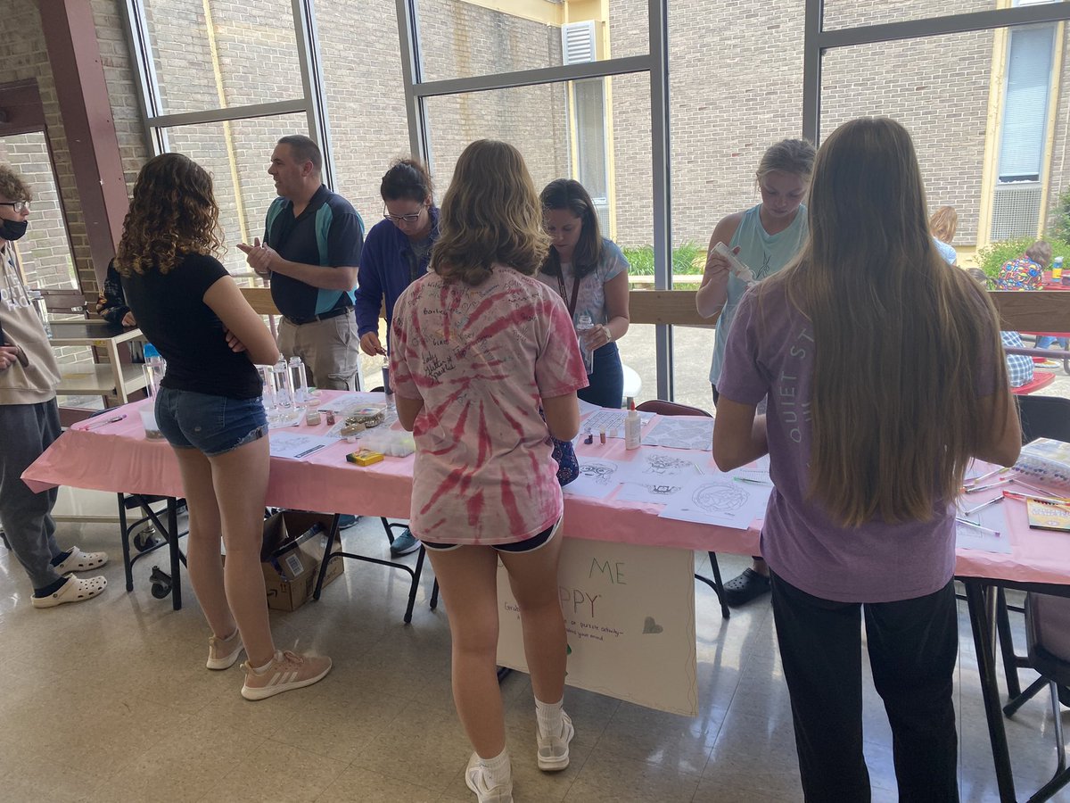 LynsieRomanek's tweet photo. Sensory bottles &amp; coloring at BHS today for mental health awareness #tyedye https://t.co/N2ThyR5F0I