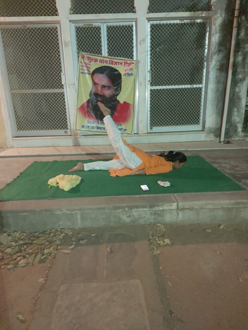 SumanSh48512776's tweet photo. जिला जयपुर ग्रामीण राजस्थान पूर्व पतंजलि योग समिति
जिला प्रभारी सुमन शर्मा द्वारा संचालित स्थाई योग कक्षा में योग करवाते हुए
समय  4:30 से 5:45 तक
स्थान  सुखदेव शास्त्री आयुर्वेद अनुसंधान केंद्र सुभाष सर्किल
@HanumanRolania @yogrishiramdev @aasthatvchannel @paramarthdev https://t.co/8fj0mSHYTg