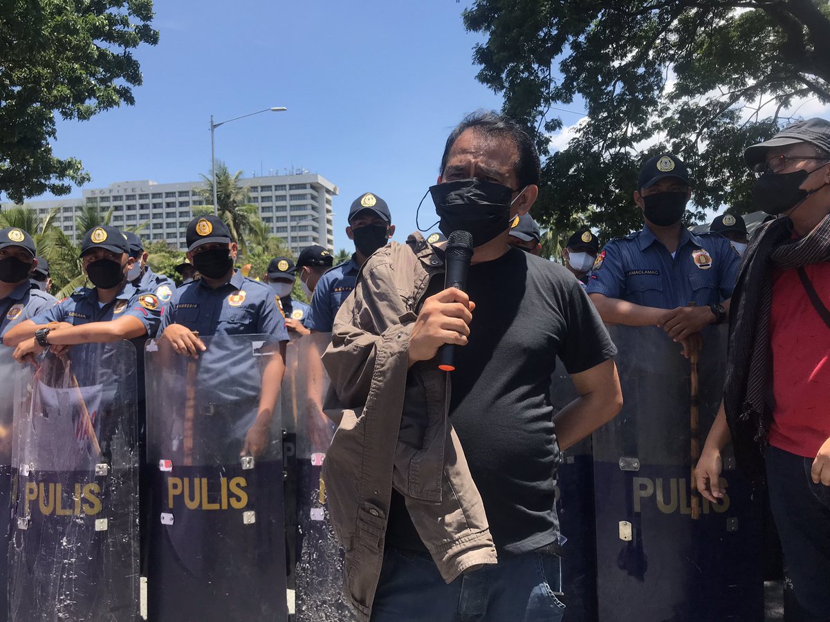 giselleombay_'s tweet photo. LOOK: Partido Lakas ng Masa, Sanlakas, and Bukluran ng Manggagawang Pilipino troop near PICC, where the National Board of Canvassers (NBOC) is canvassing the COCs for the #Eleksyon2022 senatoriables and party-lists groups. | @gmanews @gmanewsbreaking https://t.co/eoE70KN3Vj