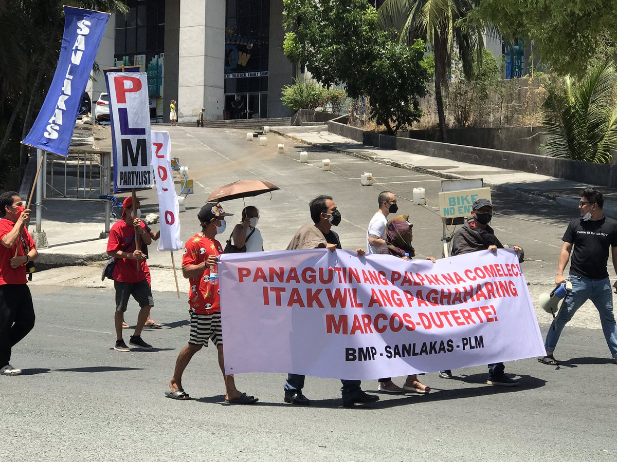 giselleombay_'s tweet photo. LOOK: Partido Lakas ng Masa, Sanlakas, and Bukluran ng Manggagawang Pilipino troop near PICC, where the National Board of Canvassers (NBOC) is canvassing the COCs for the #Eleksyon2022 senatoriables and party-lists groups. | @gmanews @gmanewsbreaking https://t.co/eoE70KN3Vj