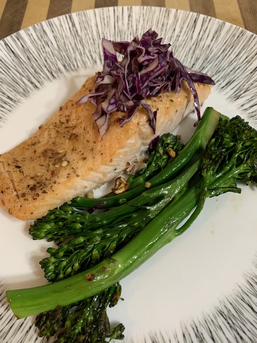 dallascarlson's tweet photo. Ginger Szechuan peppercorn salmon, sesame wasabi slaw, garlic broccolini.
.
#homechef #cheflife #truecooks #nycchef #chefdallascarlson #killinitinthekitchen #makinmygrandmasproud https://t.co/RYGPlpJJxF