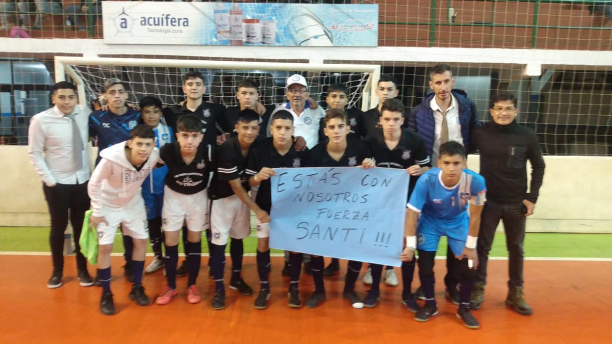 LynchFutsal's tweet photo. 💪¡GANARON LOS PIBES!
⚽️La C17 derrotó 3 a 0 a Regatas de Mendoza y se metió en las semifinales del #torneonacionaldeclubes de #Misiones 🏆
💥¡Entre os cuatro mejores del país!🇦🇷
#SomosSocialLynch 🇧🇼
#Sentimientodebarrio https://t.co/q3ZLwJIZ3P