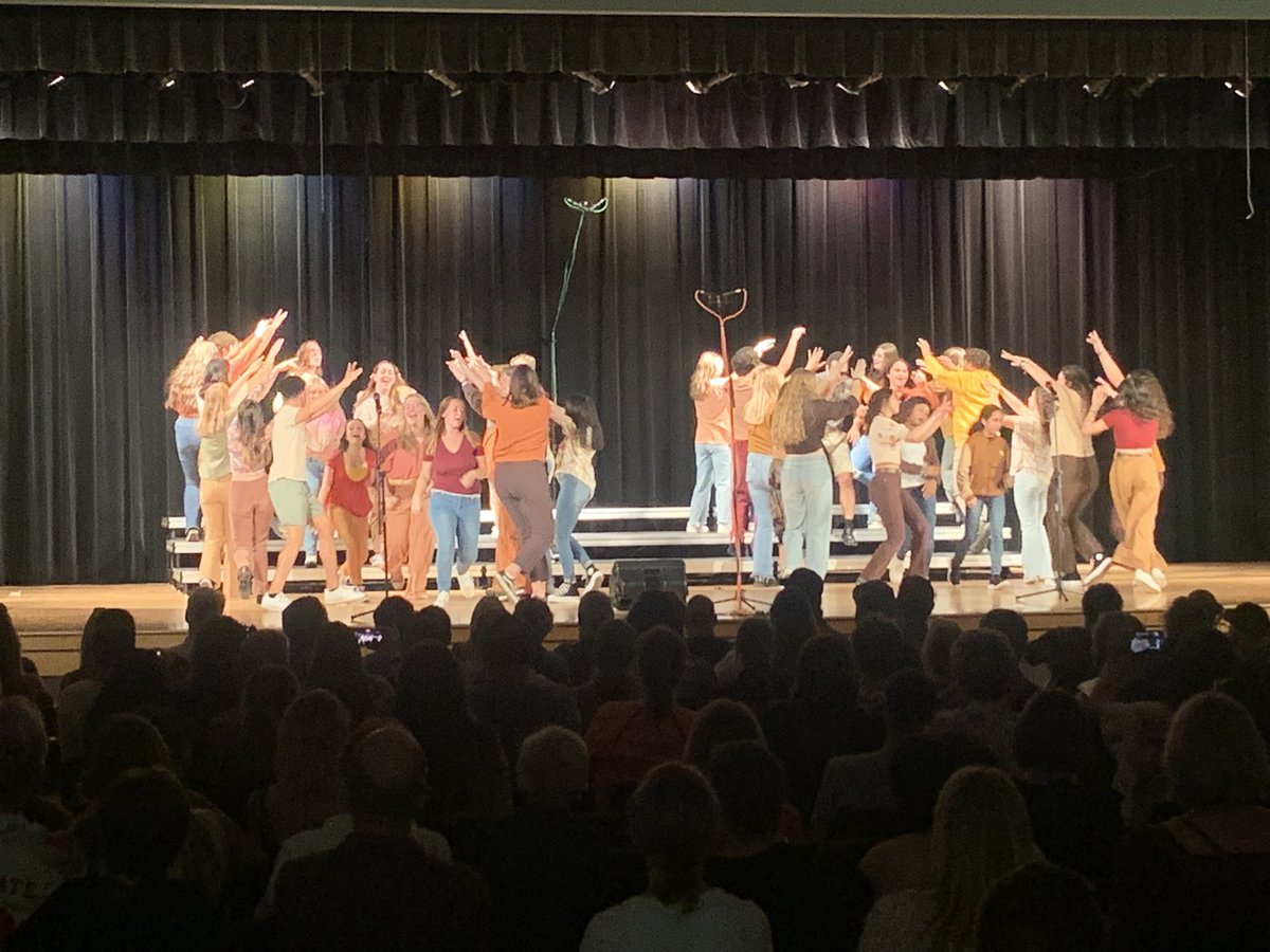 SteelePrincipal's tweet photo. Not only are they entertaining and sound like a million bucks, but you can tell they are having a blast up there!!!!   🎤 🎶 #PopShow2022
#TalentedGroup 
#ProudPrincipal https://t.co/d9u3Y2o33v