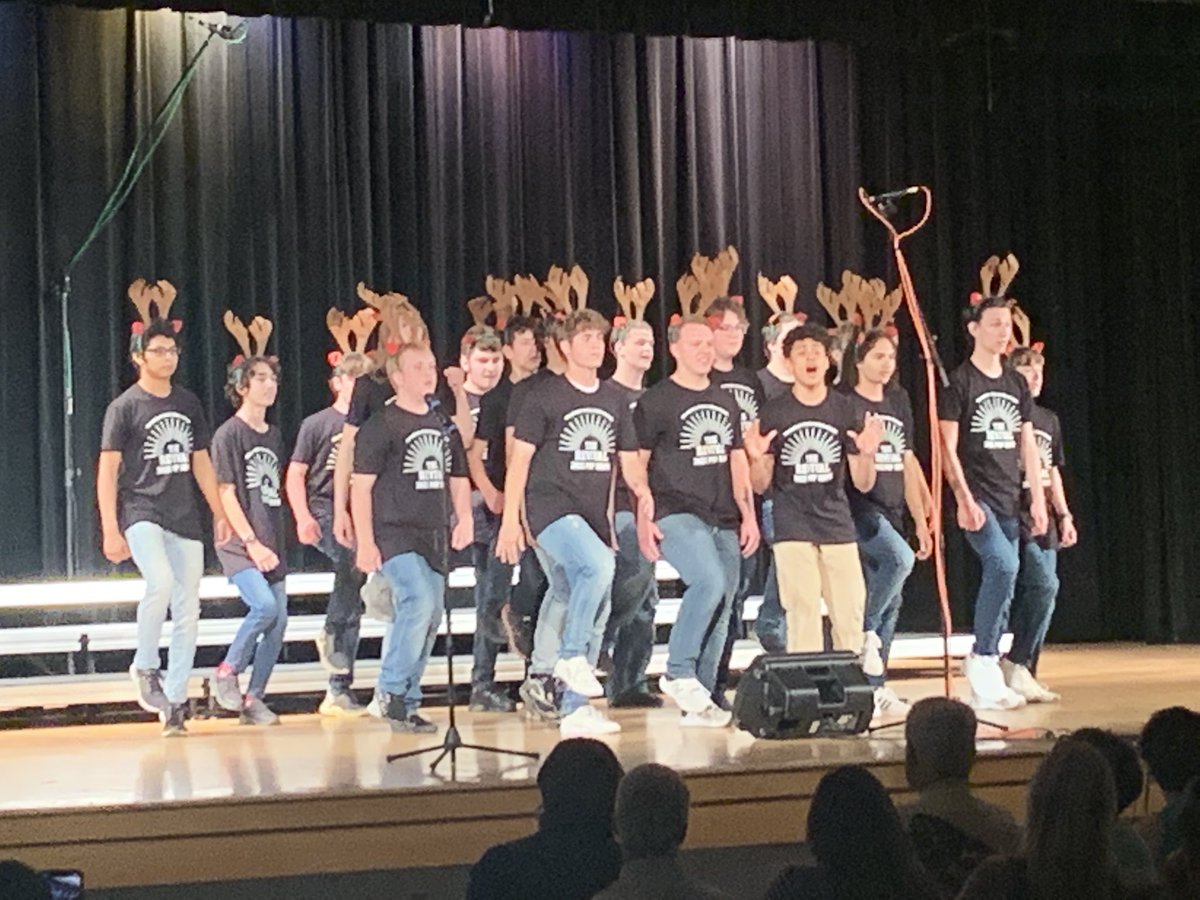 SteelePrincipal's tweet photo. Not only are they entertaining and sound like a million bucks, but you can tell they are having a blast up there!!!!   🎤 🎶 #PopShow2022
#TalentedGroup 
#ProudPrincipal https://t.co/d9u3Y2o33v