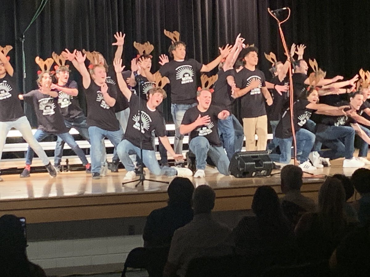 SteelePrincipal's tweet photo. Not only are they entertaining and sound like a million bucks, but you can tell they are having a blast up there!!!!   🎤 🎶 #PopShow2022
#TalentedGroup 
#ProudPrincipal https://t.co/d9u3Y2o33v