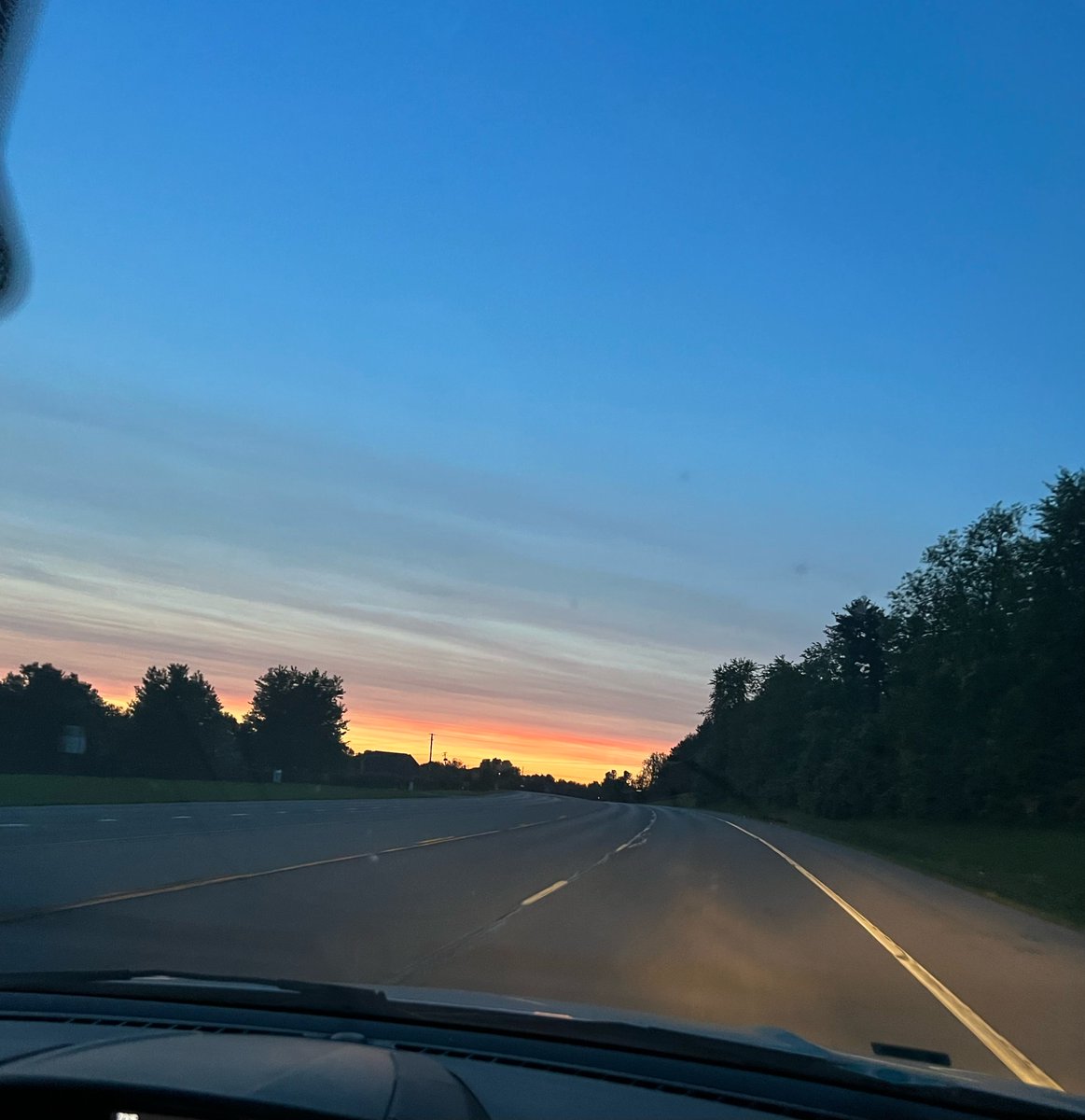 CarolineLGray's tweet photo. @Kentuckyweather Look at this gorgeous Kentucky sky just showing off tonight 💙👌🏼 https://t.co/azTrcWMBC0