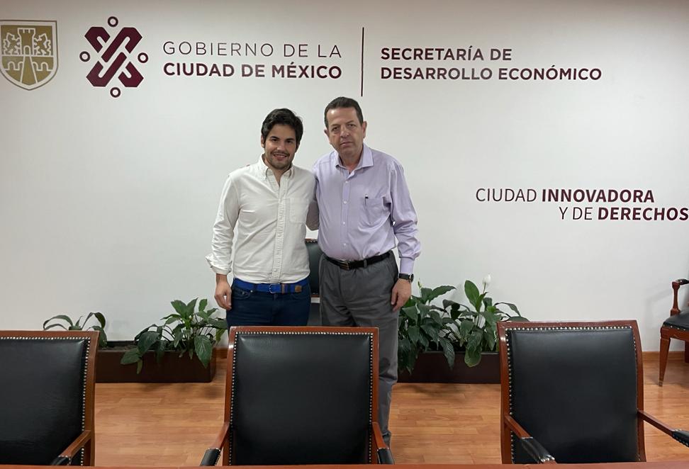 SedecoCDMX's tweet photo. Nuestro títular @FadlalaAkabani, se reunió con #Conectabee, una plataforma para que plomeros, electricistas y pintores se puedan certificar y profesionalizar.
Lanzaremos una convocatoria para que más técnicos puedan emplearse, ve sus servicios aquí:
https://t.co/9hRfkRM298 https://t.co/H0DmSuVuHr