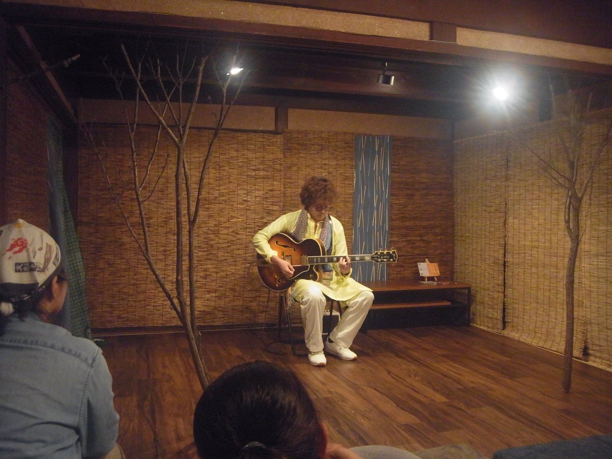 kazuo_seibe's tweet photo. 【日替わり楽々男きものコーデ】Honey&Cotton のアジト アトリエ木花 こけら落とし #一人芝居 と #OJIMA さんのギターライブ 嬉しくて涙が出そうだった
水色縞明石木綿に薄黄土の半衿、黒綿角帯に青灰のダメージ麻袴、グレーのタビックス
#kimono #着物 #OOTD https://t.co/SO2Abb4CcB