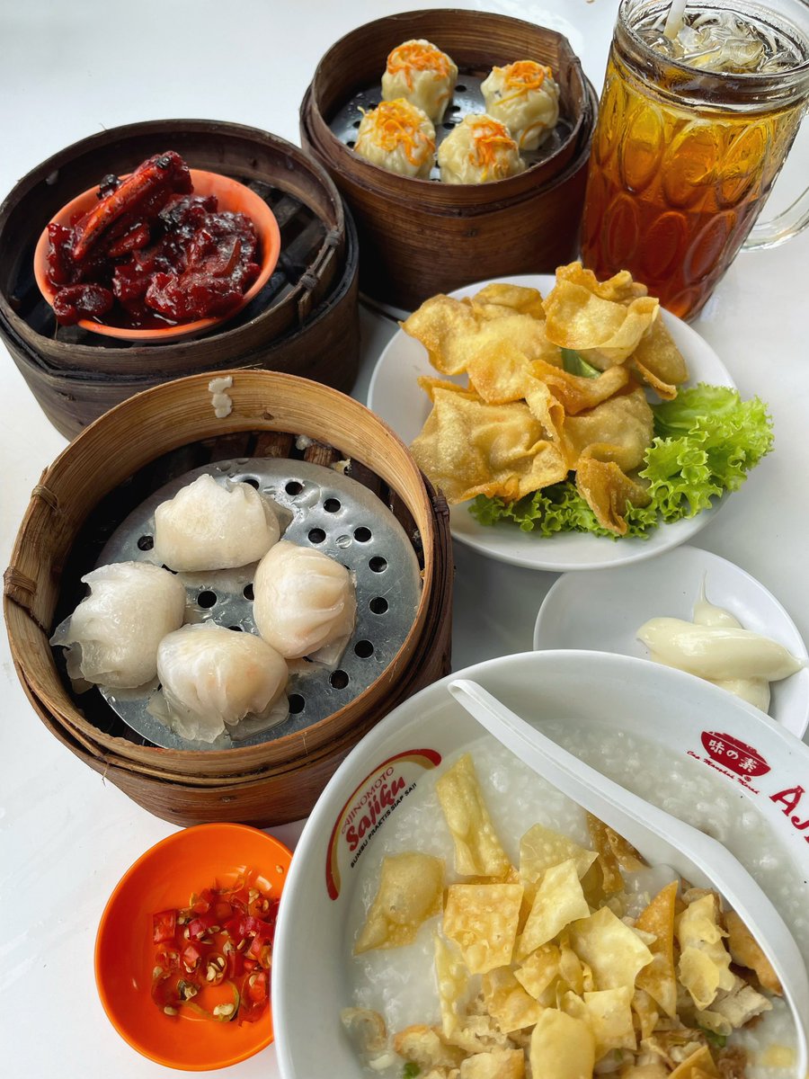 aan__'s tweet photo. Di sekitar belakang stadion manahan solo, ada warung namanya Roda Dimsum yang biasanya dah rame dari pagi. I’ve never had a trisum but I believe this dimsum is way better 🤍 https://t.co/qlxn1jHfWe