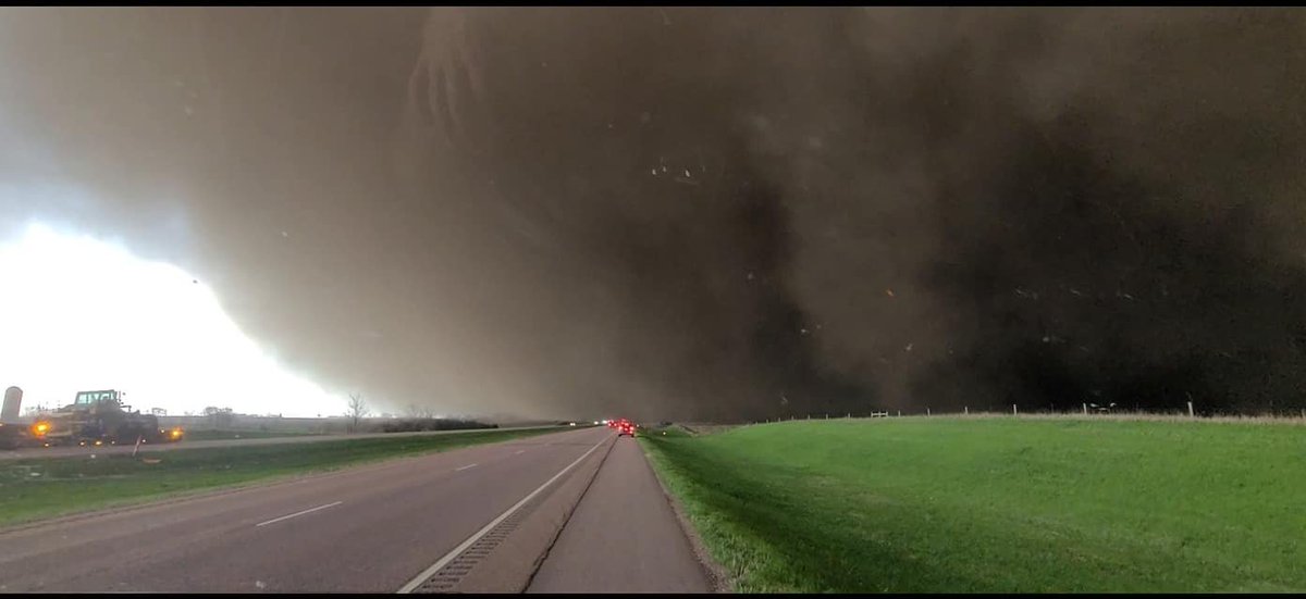 JamesWFMY's tweet photo. Before and after photos of the haboob rolling through I-90 between Sioux Falls and Hartford, South Dakota. Dust caused blackout conditions at 4:55 PM.
Shared by Jeff Van Horn.
#SDwx https://t.co/IvmN4SYX50