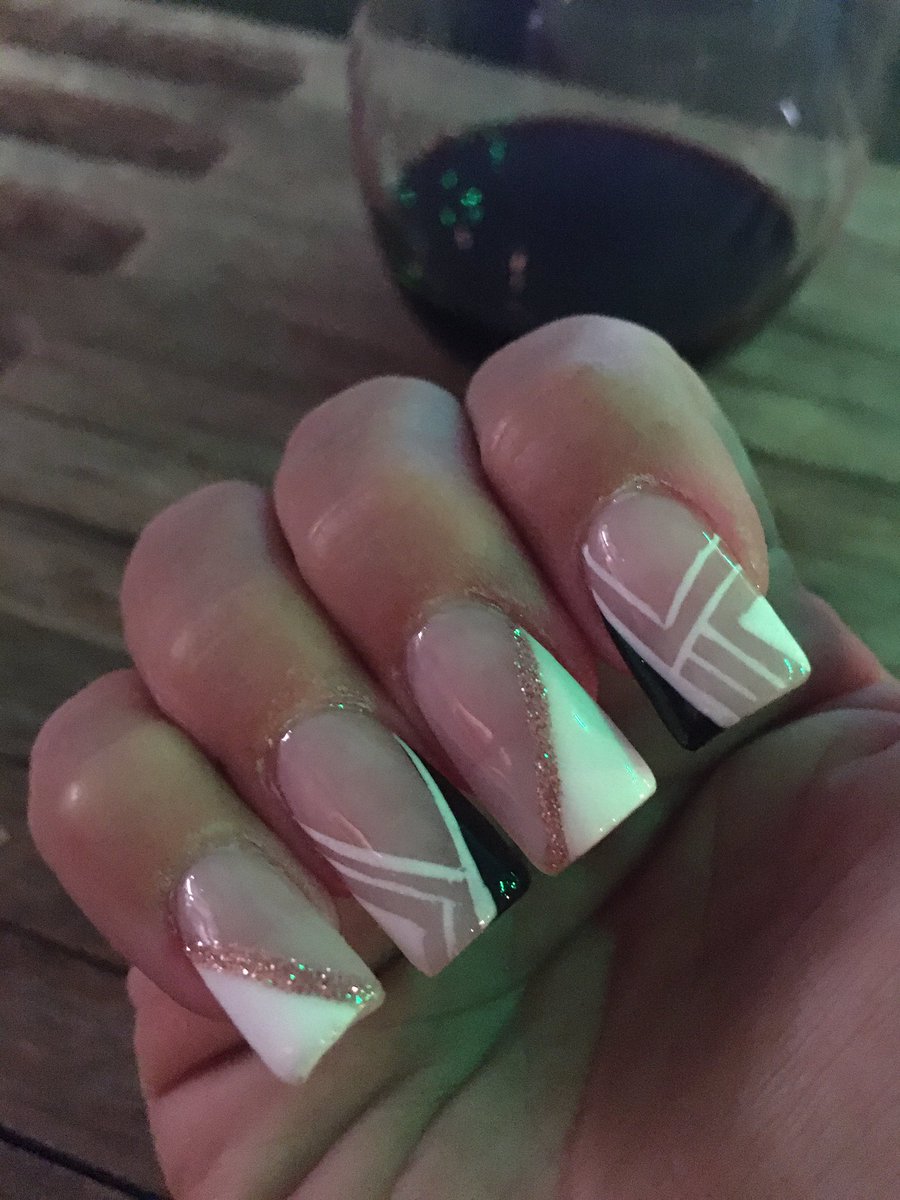 SouthernLady1st's tweet photo. Gave my nail tech complete design freedom…she took it❤️❤️❤️❤️#FreshClaws #NailFun #FeelingFancy 👑👑👑👑 https://t.co/LSEUFVOzAS
