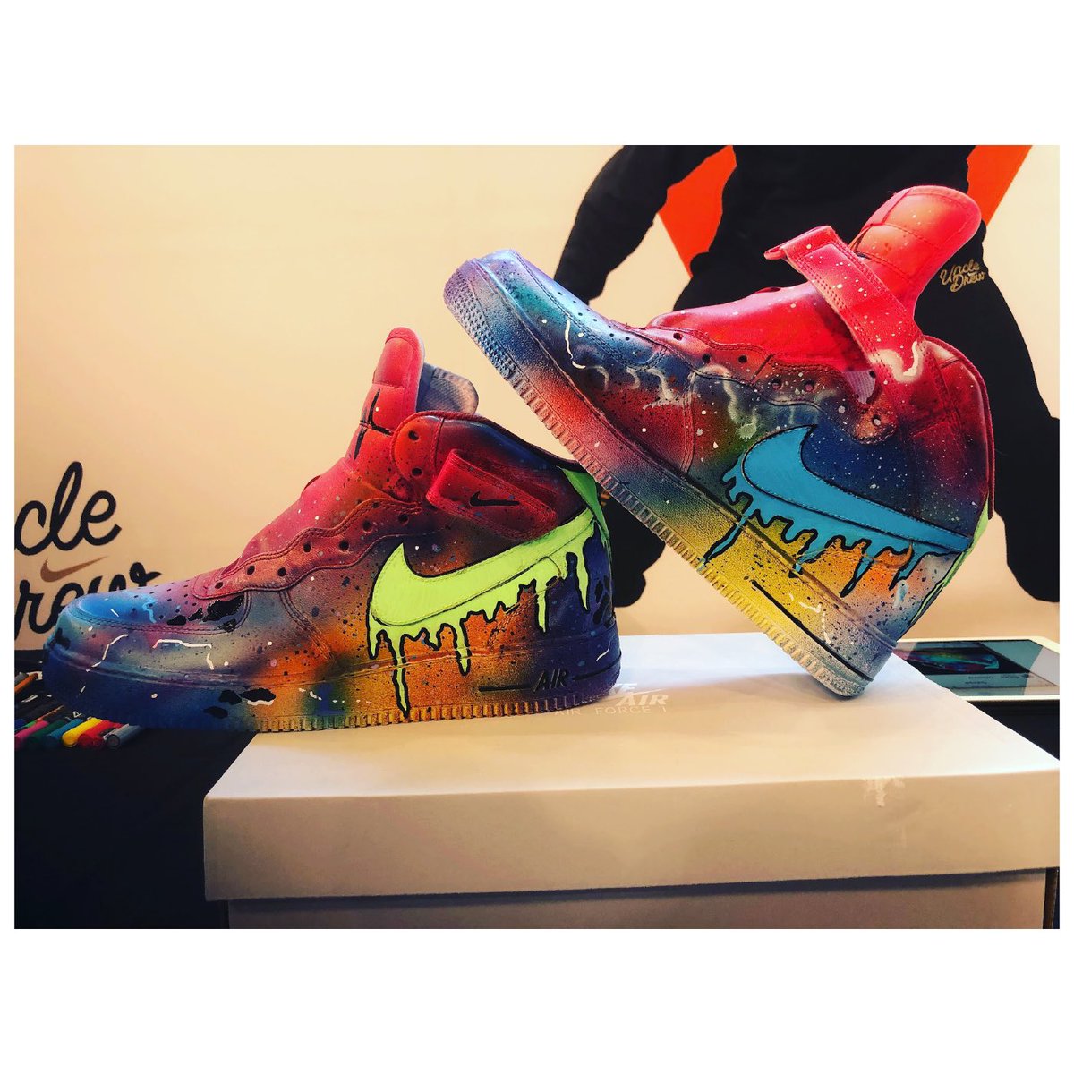 Multidisciplinary creative, <a href="/OmsCreate/">OmsCreates</a> discusses how his roots in Toronto’s hip hop scene led him to work on diverse projects across the visual spectrum.
artpaysme.com/blogs/art-pays… #canadianart