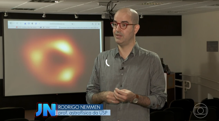 BlackHolesUSP's tweet photo. Felizes que o @jornalnacional deu destaque para a incrível descoberta de hoje. 🍩⚫️ 
E de bônus, nosso grupo de pesquisa apareceu em cadeia nacional https://t.co/SHb7ihstYS