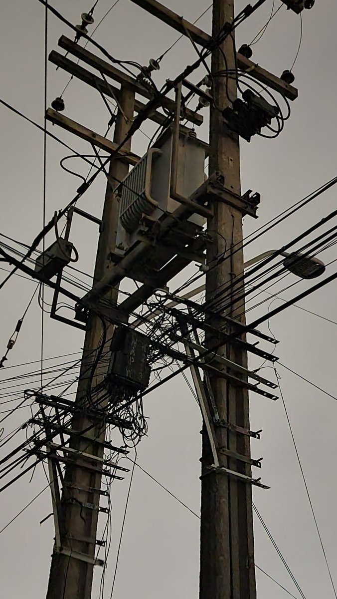 cvtandres's tweet photo. @CGE_Clientes @CGE_Energia transformador por Calle B en La Pintana hizo corte al llegar la luz. Referencia: Jhon Kennedy con Calle B https://t.co/OMlyOgNoPI