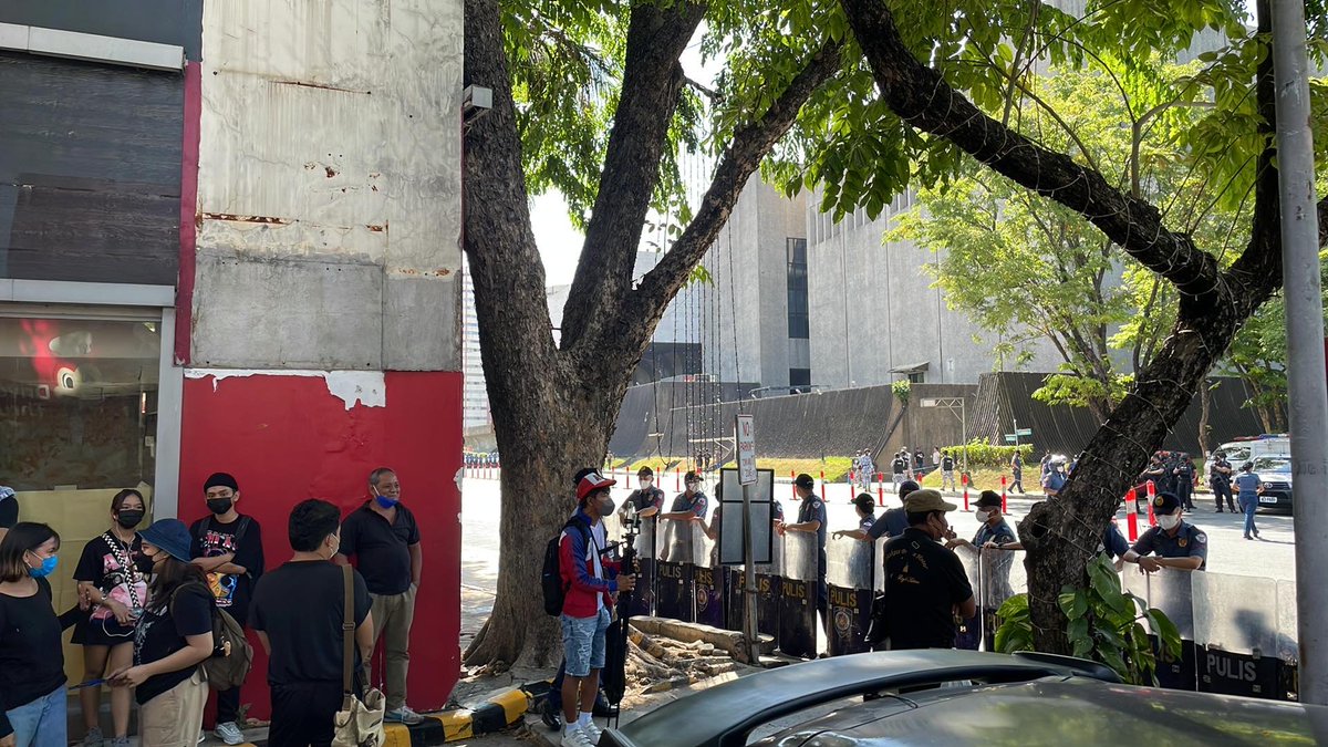 AghamNasyunal's tweet photo. ALERT: Kasalukuyang hinaharangan ng kapulisan ang mga progresibong grupong nais lamang ipahayag ang kanilang pagkondena sa kapalpakan ng COMELEC at sa pandaraya ni Marcos at Duterte sa nagdaang eleksyon.

#COMELECPalpak https://t.co/ylIVz5FPJW