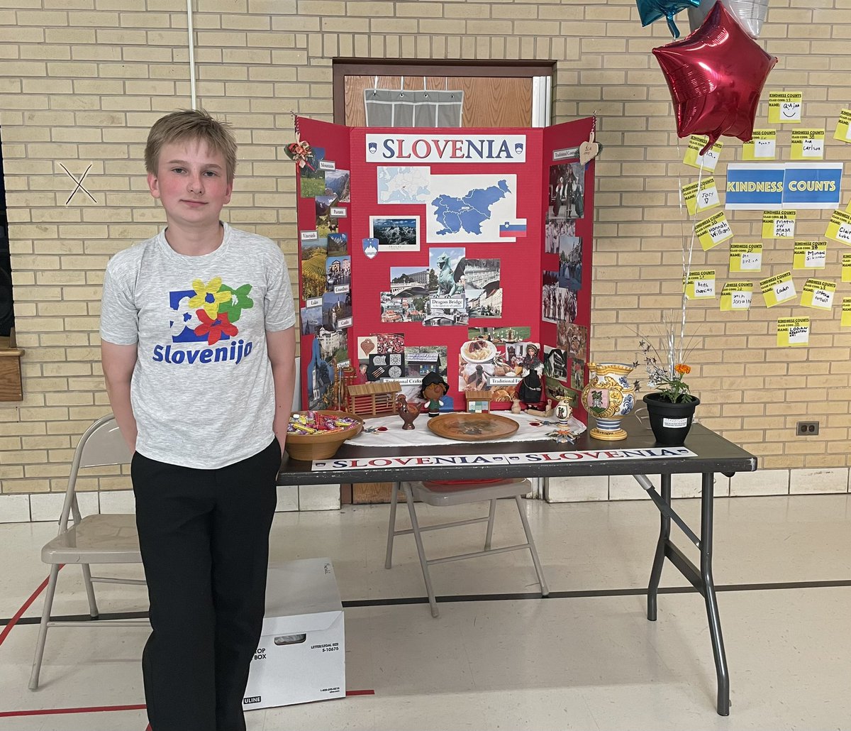 IndianTrail_PTA's tweet photo. IT International Fair is back! Thank you to the families who hosted a table and those who came to visit and learn. Big thanks to @mariana_nicasio @mrs_leff &amp; @b_eliopulos for stopping by and asking great questions of our students! https://t.co/HgvB4Sg6x6