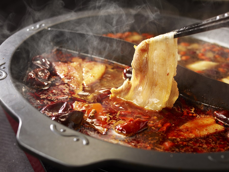 🔥 福岡にやってくる🔥 シェフが手掛けるこだわりの四川火鍋🍲 昼は麻婆豆腐などの定食、夜は薬膳火鍋や本格中国料理が楽しめる♪ 5/27（火）BOSS E・ZO FUKUOKAにオープンだZOぉ