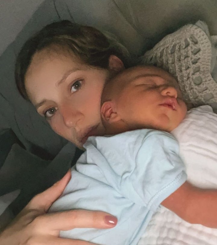 ameliaftarizona's tweet photo. y quien iba a pensar q estaríamos acá no? después de 8 años todo sigue igual, vos sos la misma mina laburadora y fiel a tus cosas y gente. espero q sean muchísimos más miquita, te amo con todo mi corazón 💚 @MicaViciconte https://t.co/e7N9a4jl8O