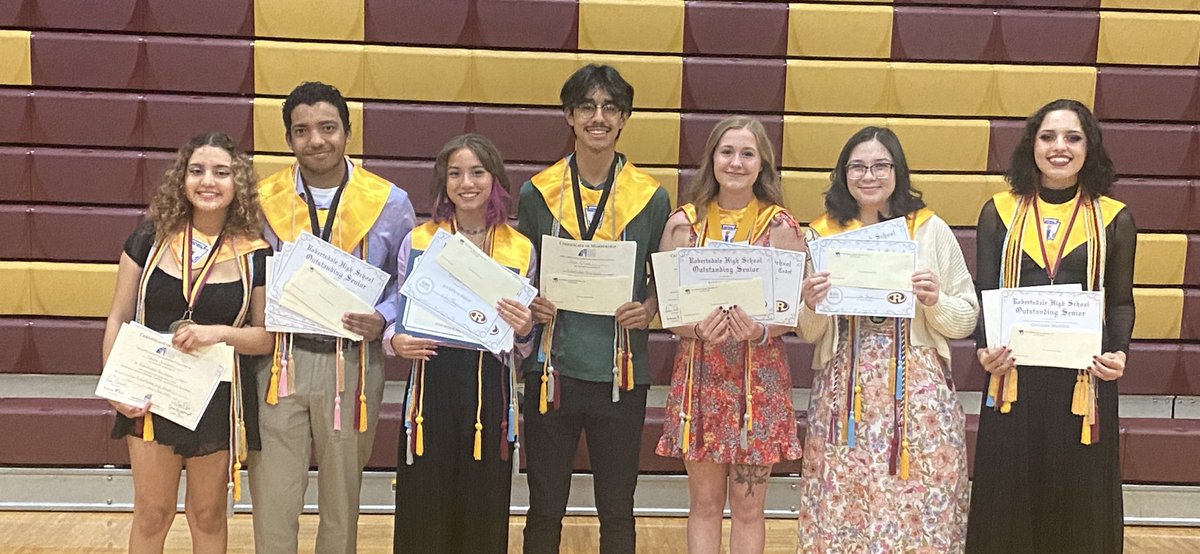 PrincipalSharp's tweet image. These fantastic 7 students were awarded $7,500 each sponsored by Robertsdale High School alumnus Tim Cook!  So proud