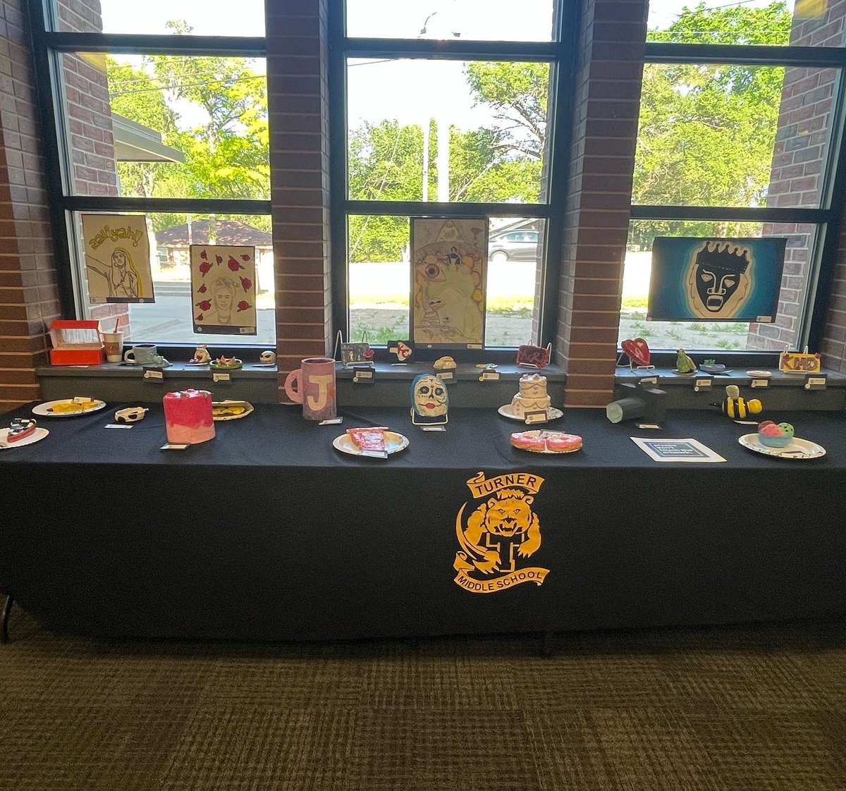 khenryart's tweet image. (1/2) 3D displays from the TMS Fine Arts Week. Some very impressive ceramic &amp;amp; paper mache sculptures from students this year! #TMScometogether #KSarted #turner202strong