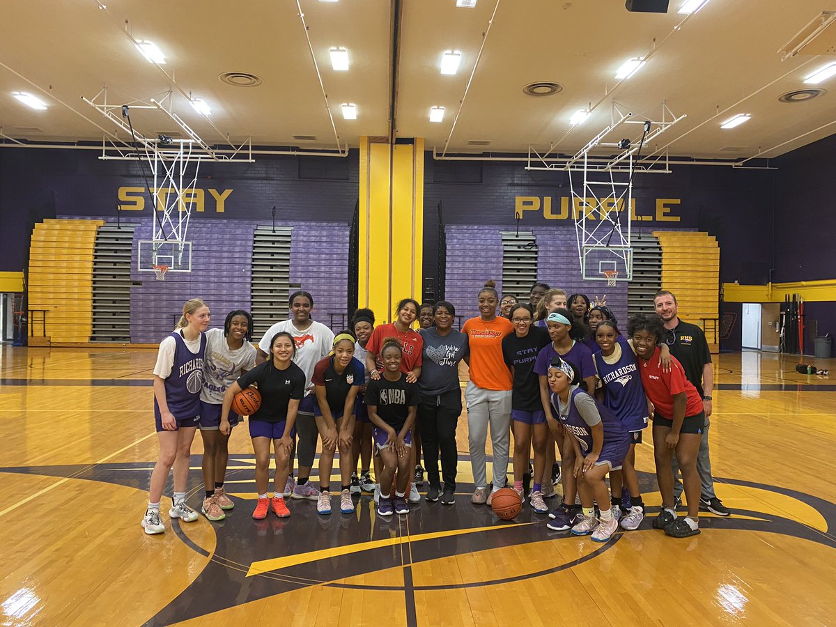 LE_HOOPS's tweet photo. The one & only @kphoops10 ๐ by to drop some nuggets! ๐๐๐ค @RichardsonHS1 #rhsclassof2021 #d1knowledge https://t.co/wpp2mJyszY