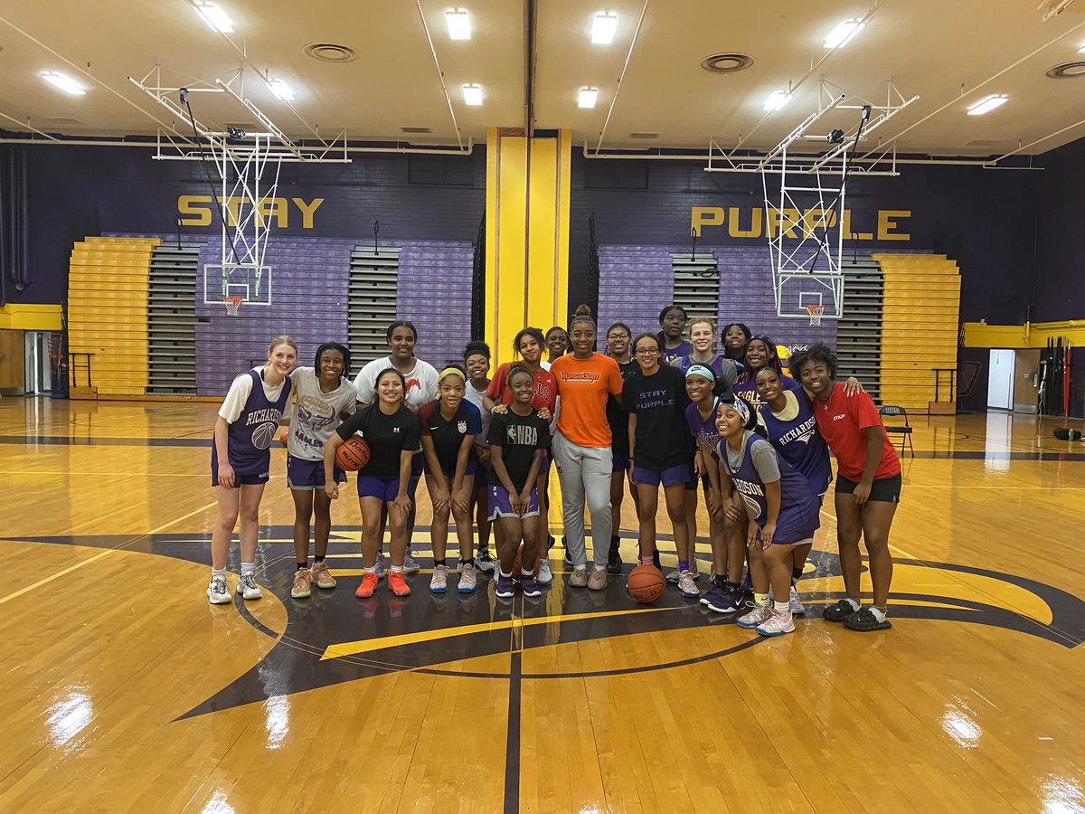 LE_HOOPS's tweet photo. The one & only @kphoops10 ๐ by to drop some nuggets! ๐๐๐ค @RichardsonHS1 #rhsclassof2021 #d1knowledge https://t.co/wpp2mJyszY