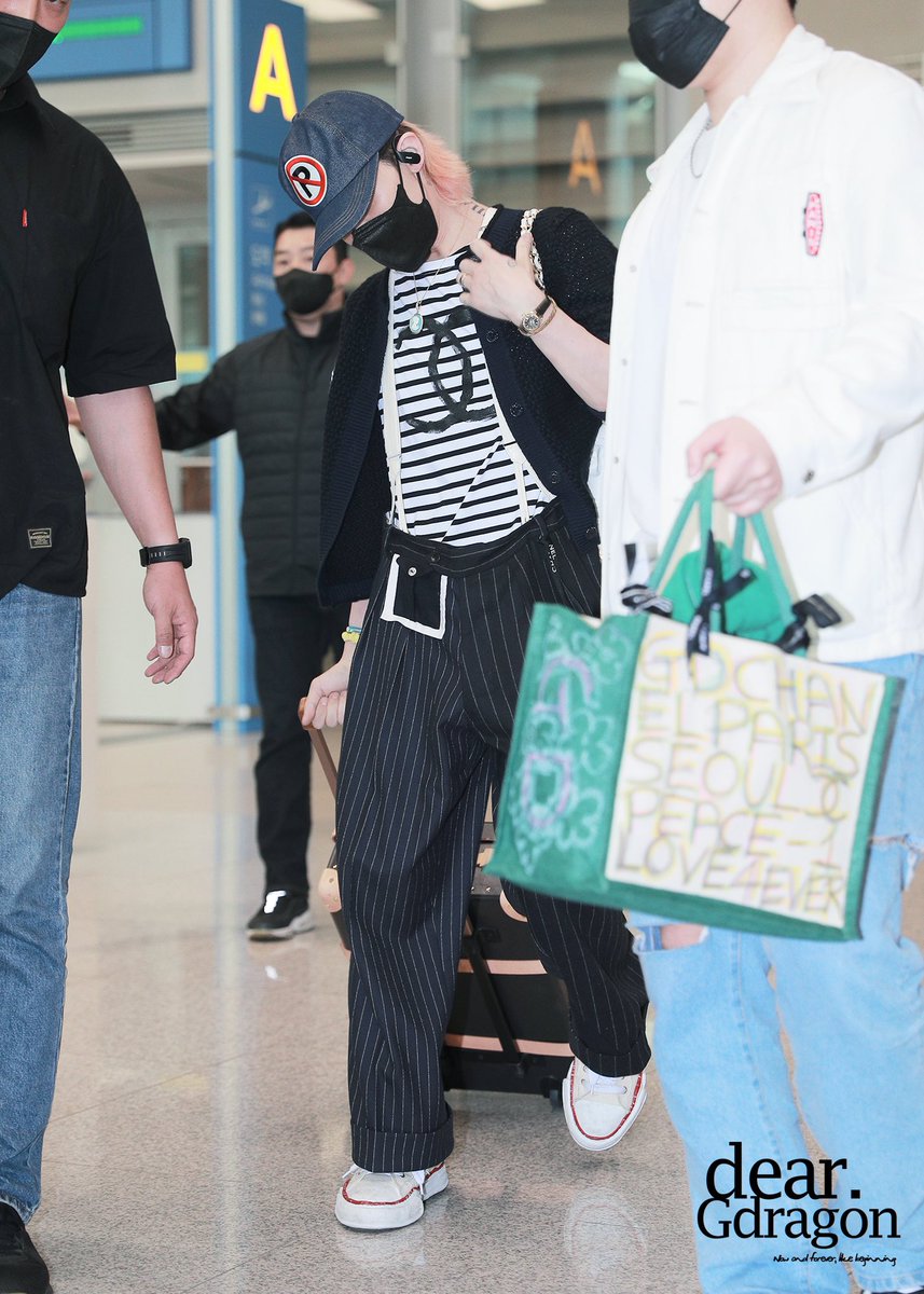 Dear_GD818's tweet photo. 220512 ICN 입국

LOVE4EVER 🌼

#지디 #지드래곤 #권지용 #GD #GDRAGON https://t.co/EYr4QJLGht