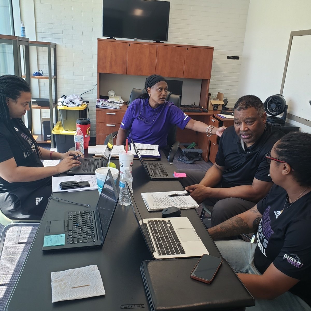 PVAMU_WBB's tweet photo. Transportal room…Beam them up Scottie!
Phone lines open!!! #wherechampionsarebuilt #overdoit #pantherup #pawsup @porschajewell_ @Coach_B_21 @COACH_S_PUGH 💜💛🏀 https://t.co/BhW33zFWOT