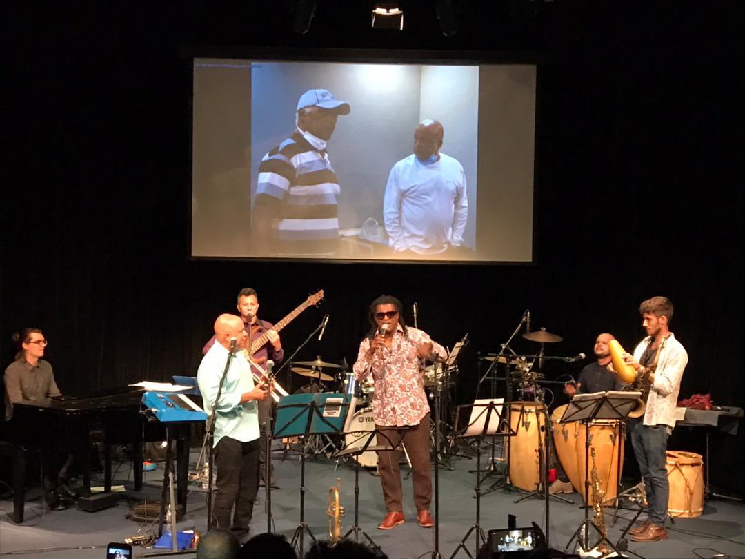Colibri_cuba's tweet photo. Instantáneas del Concierto de presentación del 🎶 CD “De Norte a Sur”, de Robertico García y su Latin Way.
🎺El fonograma ya se encuentra disponible en plataformas digitales y en nuestra discográfica. ❕Disfrútelo❕
#ProduccionesColibri #CreeryCrear #LatinWay #cubanmusic https://t.co/x4tLY9NYrV