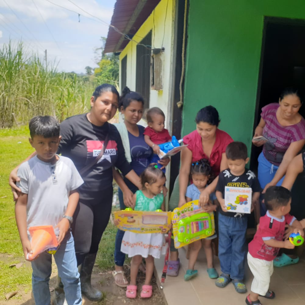 BolivarBnas_MRT's tweet photo. Movimiento Revolucionario TUPAMARO Municipio Bolivar determinados en brindar sonrisas a los niños de las zonas más humildes de nuestras comunidades. Entrega de Juguetes a los niños de los Caserios "Las Doradas" y "Las Pailitas" del Sector La Barinesa Parroquia Barinitas. https://t.co/32hshEFWu8