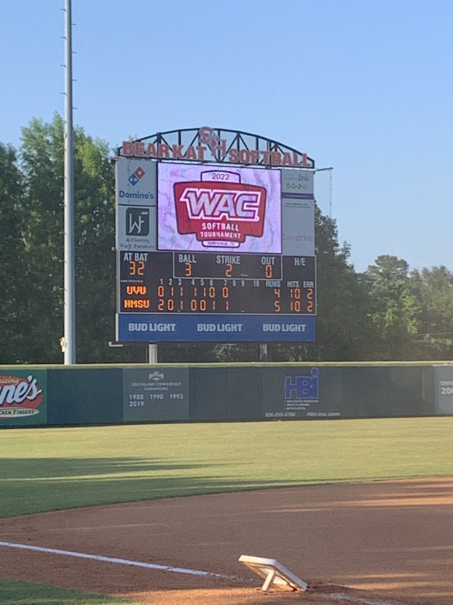 EdPosaski's tweet image. Cardiac @NMStateSoftball Aggies come through again with the walk off 💣 !!!  Live to fight another day!  #AggieUp #NoQuit