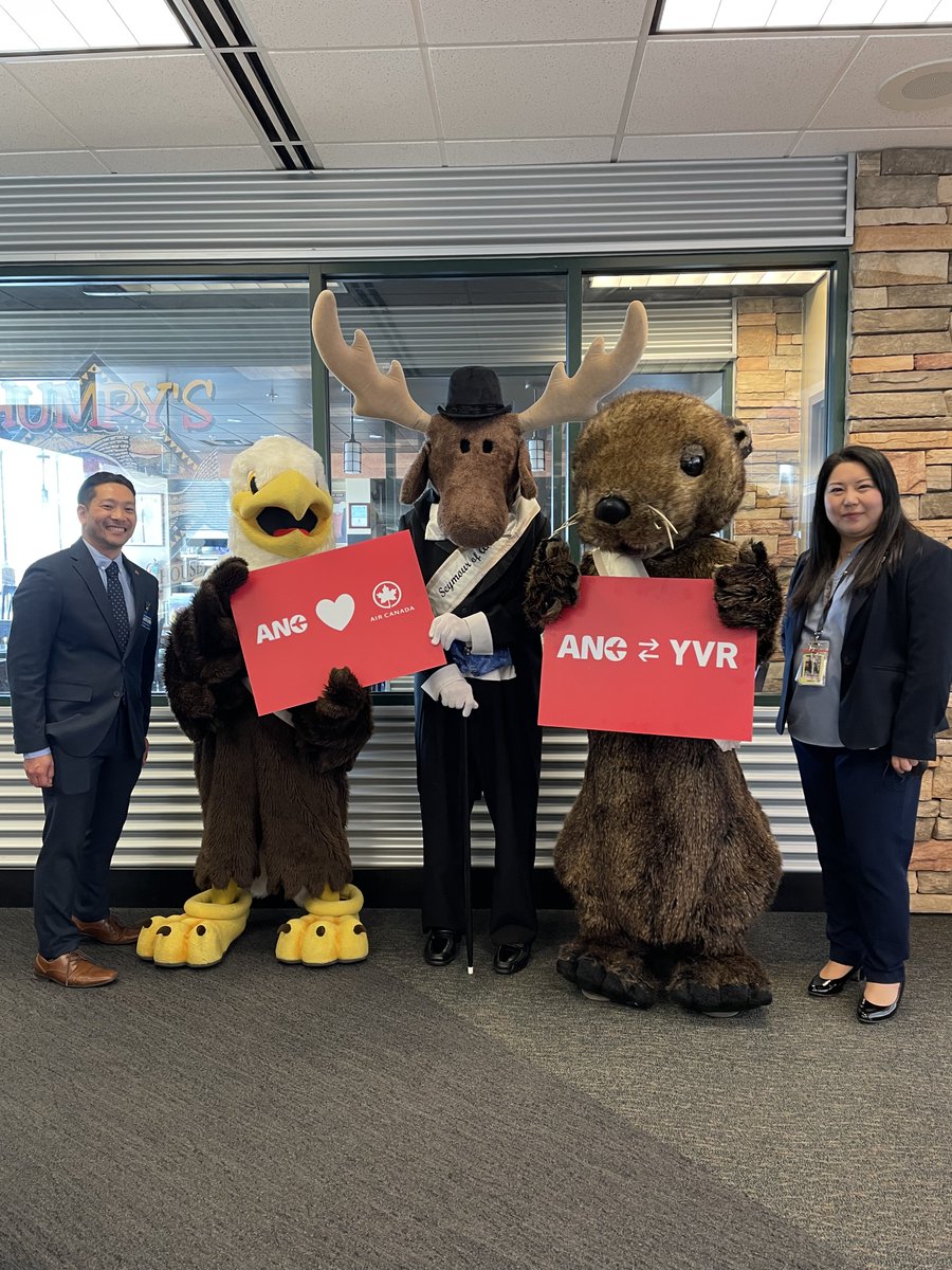 Lance_AC's tweet photo. Air Canada is honored to restart service between Anchorage and Vancouver. Thank you to @ANCairport and @VisitAnchorage for their enormous support in helping us celebrate our first return flight. And the photo opportunities with the amazing mascots! #ACinUSA2022 https://t.co/OaDQ2nbltu