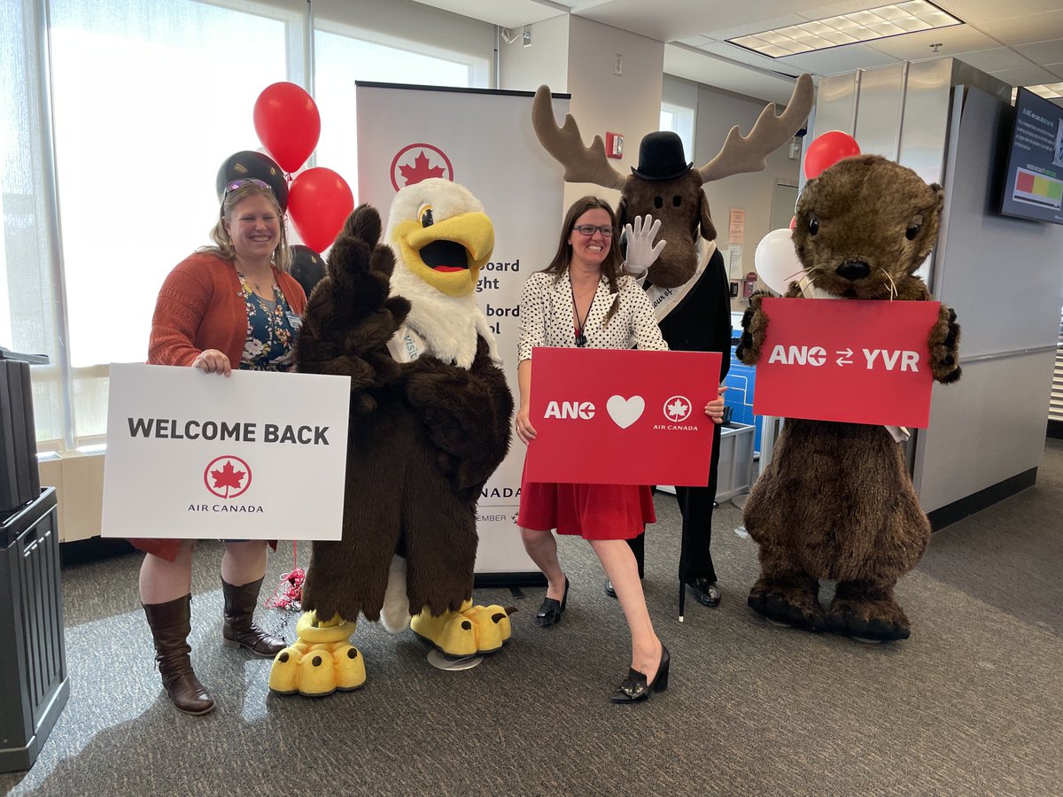 Lance_AC's tweet photo. Air Canada is honored to restart service between Anchorage and Vancouver. Thank you to @ANCairport and @VisitAnchorage for their enormous support in helping us celebrate our first return flight. And the photo opportunities with the amazing mascots! #ACinUSA2022 https://t.co/OaDQ2nbltu