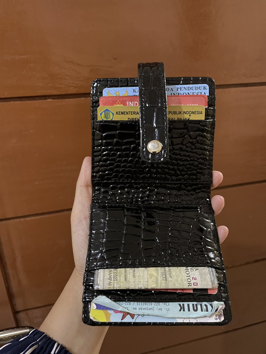 yopeeeeeey's tweet photo. @ohmybeautybank Dompet kecintaan.. Muat kartu banyak, harga murah cuma 20k tapi keliatan mewah gak murahan. Beli disini : https://t.co/DRjX5kbfuu https://t.co/0hXXshCx3M