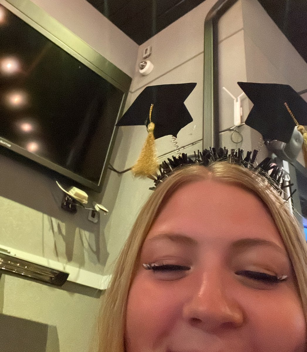 goldilexi's tweet photo. i’m graduating! if u wanna help me celebrate feel free to buy me a drink @ Alexia_Smith on venmo 😉😈 https://t.co/JAey2WmADm