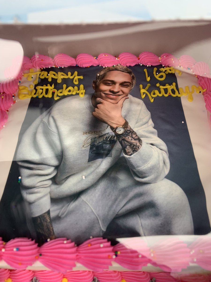 christi_yahoo's tweet photo. @bigdandbubba Thank you for the birthday candle tip.  We have 5 birthdays in our family this month.  My daughter got her own cake ! https://t.co/R7zO2r8mkZ
