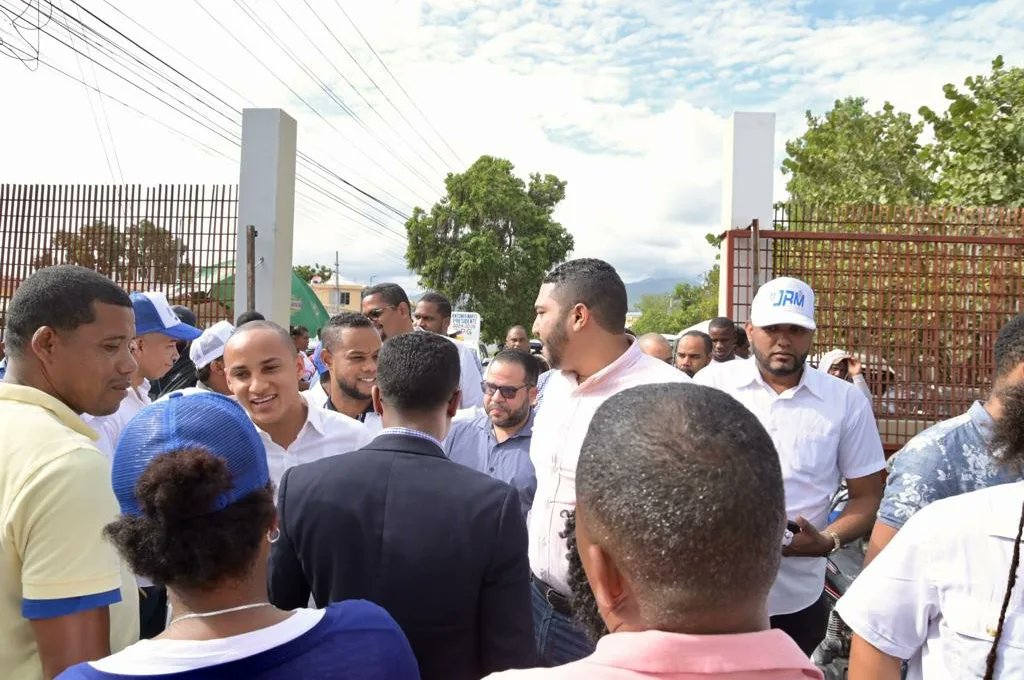 JoaquinFerndez's tweet photo. Azua, hoy reafirmando el compromiso que tiene con la Dirección Nacional de nuestro @prm_oficial, y con la permanencia del presidente @luisabinader dirigiendo los destinos del país. ¡Avanzamos juntos! #PRMPorMucho #4AñosMás https://t.co/Hg4g00csfU