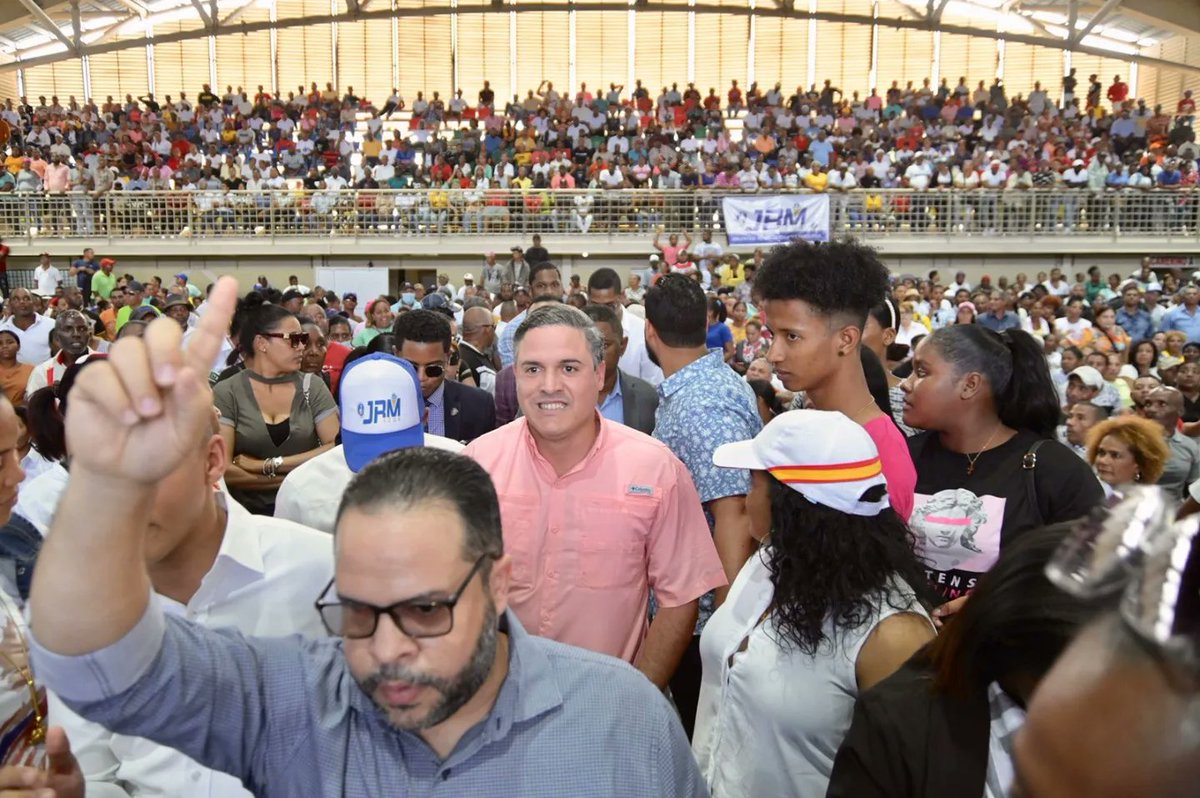 JoaquinFerndez's tweet photo. Azua, hoy reafirmando el compromiso que tiene con la Dirección Nacional de nuestro @prm_oficial, y con la permanencia del presidente @luisabinader dirigiendo los destinos del país. ¡Avanzamos juntos! #PRMPorMucho #4AñosMás https://t.co/Hg4g00csfU